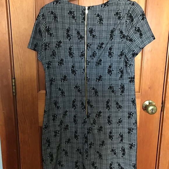 Dress - Picture 3 of 6